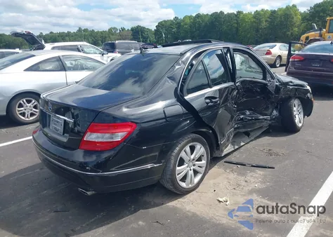 2011 Mercedes-Benz C 300 Luxury/Sport z USA, uszkodzony, nr VIN WDDGF5EB3BA433786